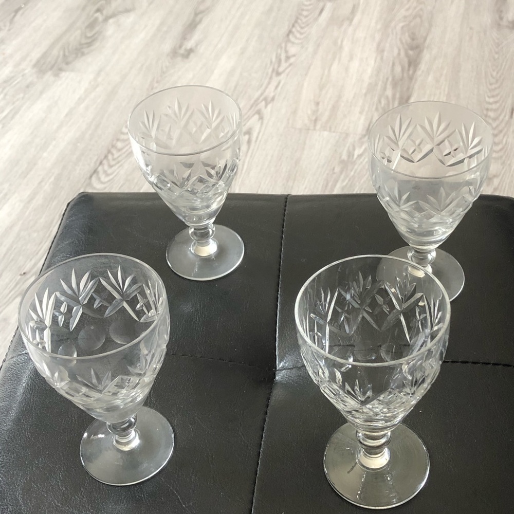 MIKASA CRYSTAL WINE GLASSES SET.